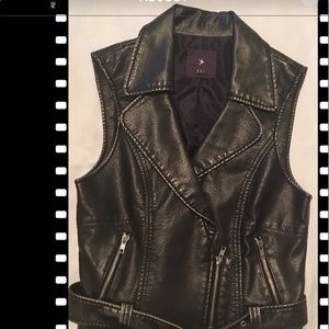 FOREVER 21 BLACK FAUX LEATHER VEST SZ SMALL/PETITE